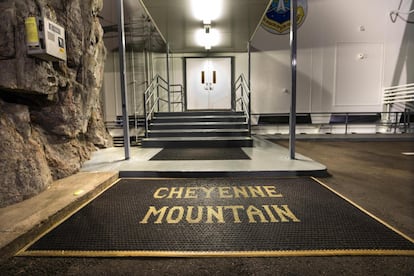 Entrada da instalação do Comando de Defesa Aeroespacial da América do Norte (NORAD) na Estação da Força Aérea Cheyenne Mountain em Colorado Springs.