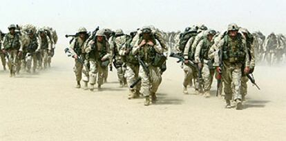 Soldados de Estados Unidos marchan portando el equipo completo de combate por el desierto de Kuwait durante un entrenamiento.
