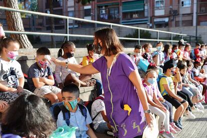 Una mestra pren la temperatura el primer dia d'escola al centreRafael Casanova de Badalona.