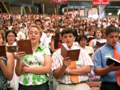 Testigos de Jehov&aacute; realizan sus c&aacute;nticos y rezos durante la celebraci&oacute;n de la asamblea anual en el Palau Sant Jordi de Barcelona. 