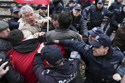 Trabajadores del sector ferroviario se enfrentan a la policia durante una manifiestacin en contra de los recortes gubernamentale en Lisboa (Portugal).

