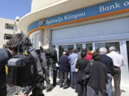 Chipriotas aguardan la apertura de una sucursal del Banco de Chipre