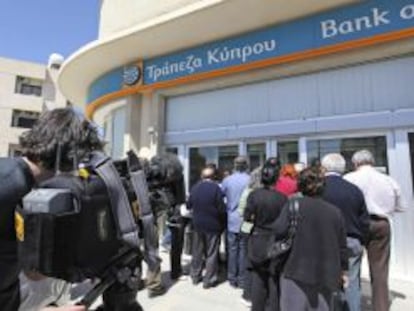 Chipriotas aguardan la apertura de una sucursal del Banco de Chipre