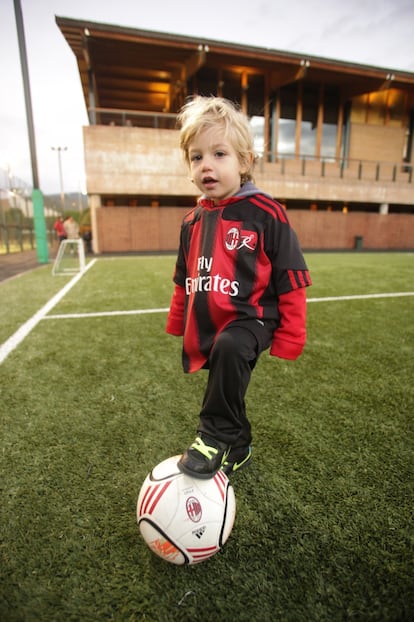 Uno de los niños de la escuela posa con el balón.