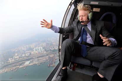 Johnson sobrevolaba en helicóptero la ciudad de Hong Kong (China), el 17 de octubre de 2017.