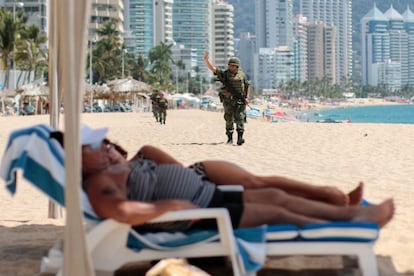 Militares patrullan una playa de Acapulco.