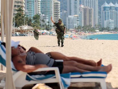 Militares patrulham uma praia de Acapulco.