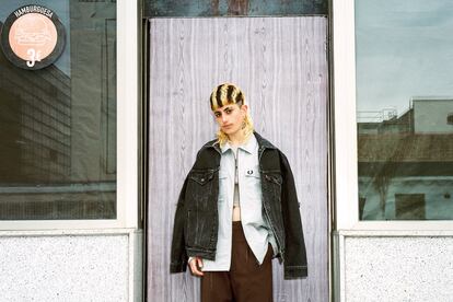 La artista Jimena Amarillo. Lleva top de CALVIN KLEIN, chaqueta denim de LEVI’S, sobrecamisa de FRED PERRY y pantalón de traje de CARLOTA BARRERA.