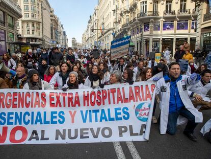 Cientos de sanitarios durante la manifestación convocada por el sindicato Amyts, a su paso por la Gran Vía de Madrid.