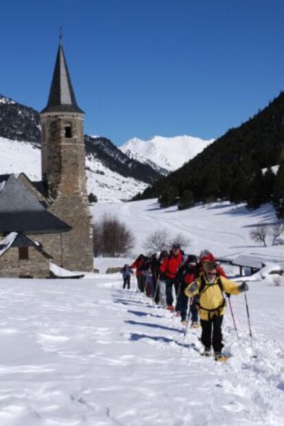 Una excursión con raquetas de nieve en el valle de Arán (Lleida).