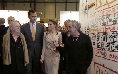 Los Príncipes de Asturias junto a los cocineros Juan Mari Arzak (izquierda) y Ferran Adrià en el estand de EL PAÍS en Arco.