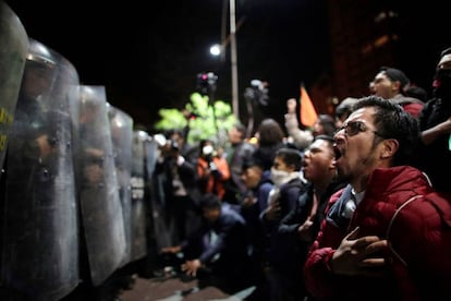 Simpatizantes do candidato opositor Carlos Mesa em frente a um cordão policial, ontem à noite em La Paz.