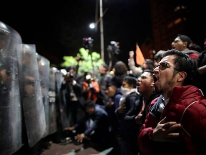 Simpatizantes do candidato opositor Carlos Mesa em frente a um cordão policial, ontem à noite em La Paz.