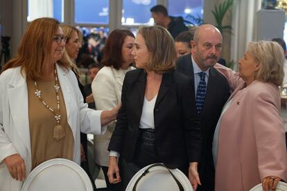 La presidenta de la Asociación Víctimas del Terrorismo (AVT), Maite Araluce (a la izquierda) saluda a la secretaria general del Partido Popular, Cuca Gamarra, junto a la expresidenta de la AVT, Ángeles Pedraza, y el presidente del Senado, Pedro Rollán, este jueves.