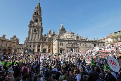 Concentracin contra la "emergencia lingstica extrema" que atraviesa el gallego, este domingo en la compostelana Praza da Quintana.