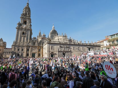 Concentración contra la "emergencia lingüística extrema" que atraviesa el gallego, este domingo en la compostelana Praza da Quintana.
