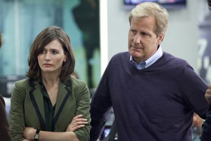 Los actores Emily Mortimer y Jeff Daniels, en 'The Newsroom'