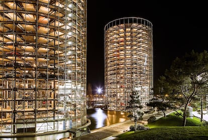 Las torres del Autostadt son el icono más emblemático de Volkswagen en Wolfsburgo. Un sistema automatizado de ascensores transporta y aparca los vehículos nuevos desde la fábrica hasta el edificio.