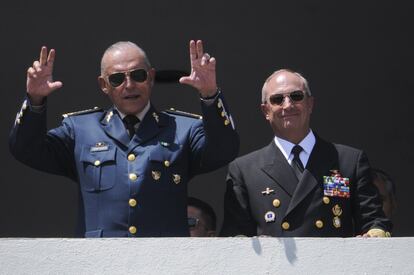 Cienfuegos y Vidal Francisco Soberón Sanz, entonces secretario de la Marina, durante el pase de revista previo al desfile del Día de la Independencia, en 2016 en Ciudad de México.