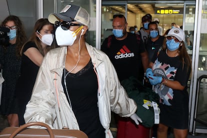 Ana María Aldón y Rocío Flores Carrasco, concursantes de 'Supervivientes 2020', a su llegada al aeropuerto Adolfo Suárez de Madrid el pasado 26 de mayo.