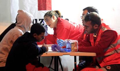 Miembros de Cruz Roja atienden a inmigrantes rescatados el miércoles en el Estrecho.