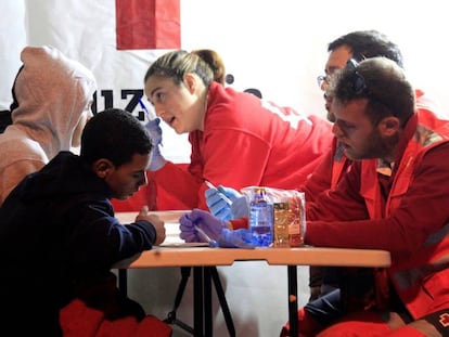 Miembros de Cruz Roja atienden a inmigrantes rescatados el miércoles en el Estrecho.