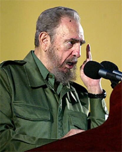 El presidente cubano, Fidel Castro, durante su discurso en el acto central del 50 aniversario del inicio de la revolucin.