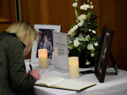 Una mujer firma en el libro de condolencias tras la muerte de la periodista Lyra McKee.