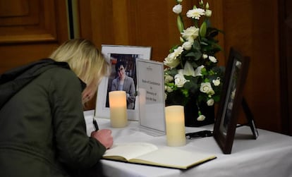 Una mujer firma en el libro de condolencias tras la muerte de la periodista Lyra McKee.