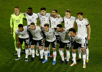 El equipo de Alemania posa antes de un partido.