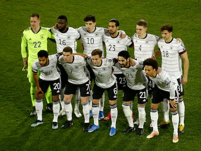 El equipo de Alemania posa antes de un partido.