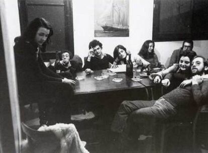 La primera redacción de 'Ajoblanco', de izquierda a derecha: Maria Dols, José Ribas, José Solé, Ana Milá, Ana Castellar, Francisco Marsal, Luisa Ortínez y Toni Puig, en noviembre de 1973.