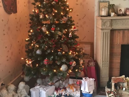 Regalos al pie de un árbol de Navidad.