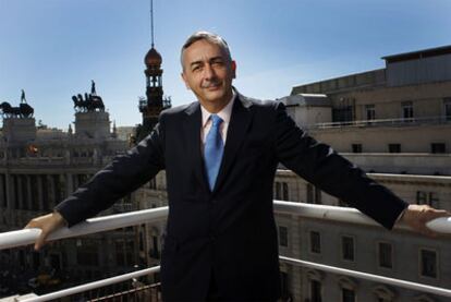 El responsable de Hacienda y Presupuestos del Ministerio de Economía, en la madrileña calle de Alcalá.