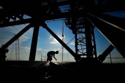 Un trabajador en el sitio de construcción de la nueva refinería de petróleo Olmeca, propiedad de Pemex, en el puerto de Dos Bocas, Tabasco.