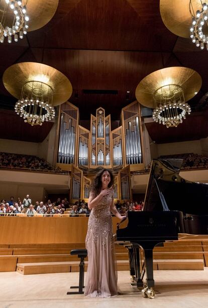 Beatrice Rana saluda al final de su recital.