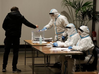 Personal de una mesa electoral en Barcelona protegido con los trajes EPI en las elecciones catalanas del pasado 14 de febrero.