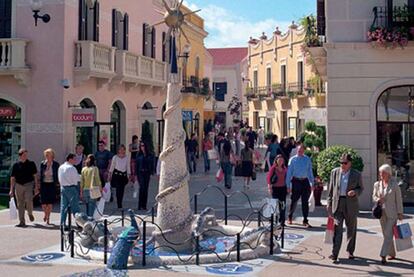 Compradores pasean por el centro comercial La Roca Village, en La Roca del Vallès.