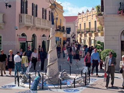 Compradores pasean por el centro comercial La Roca Village, en La Roca del Vallès.