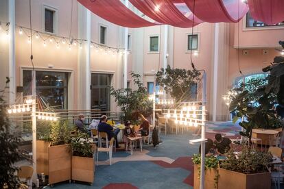 Varios comensales en el Café Jardín del Espacio Abierto Quinta de los Molinos, el sábado.