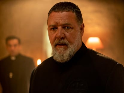 Russell Crowe en una imagen publicitaria de 'El exorcista del papa', donde da vida al sacerdote Gabriele Amorth.