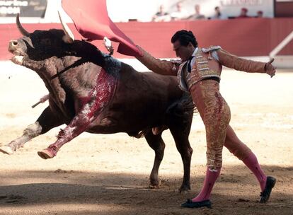 Iván Fandiño toreando en la plaza de Toros de Aire-Sur-l’Adour, en el suroeste francés.