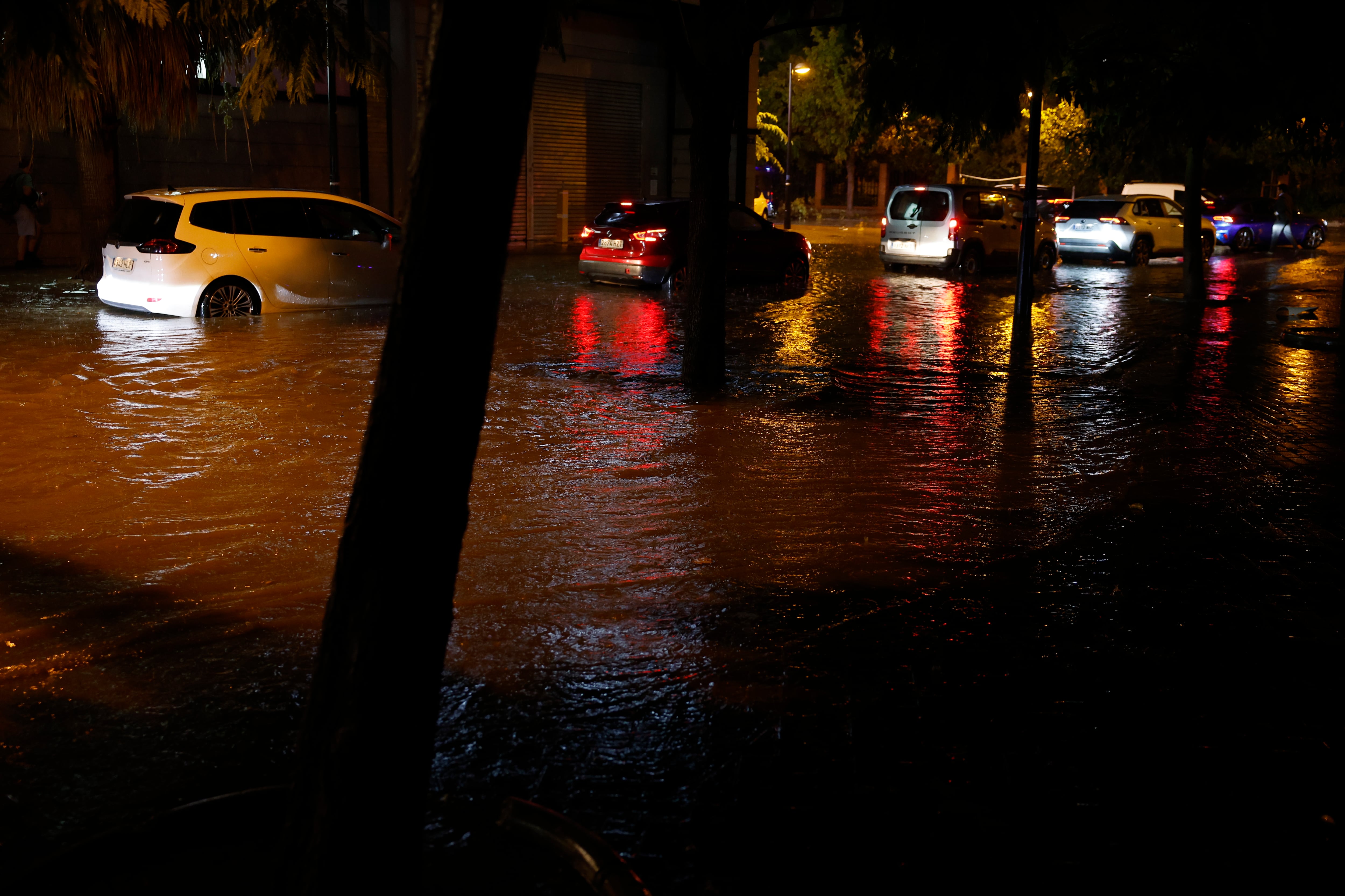 La Generalitat envía un Es-Alert por el riesgo de inundaciones y activa la preemergencia en los barrancos tras las fuertes lluvias en Valencia