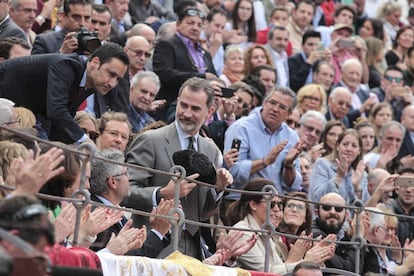 El rey Felipe VI recoge la montera de Manuel Escribano, que le brindó el primer toro.