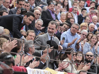 El rey Felipe VI recoge la montera de Manuel Escribano, que le brindó el primer toro.