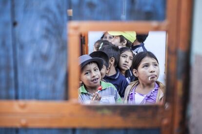 Los niños en el interior de la cárcel, a la espera de la llegada del bus.