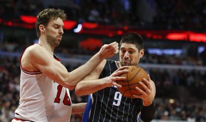 Pau Gasol ante Nikola Vucevic, durante el partido entre Chicago y Orlando. 