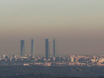 Nube de polución sobre Madrid, en una imagen tomada en 2016 desde Torrelodones. 