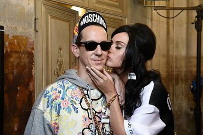 La cantante Katy Perry besa a Jeremy Scott tras la presentación de su colección masculina para Moschino en Florencia.