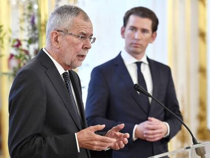 El presidente austriaco Van der Bellen (izquierda) y el canciller Kurz, en rueda de prensa en Viena.